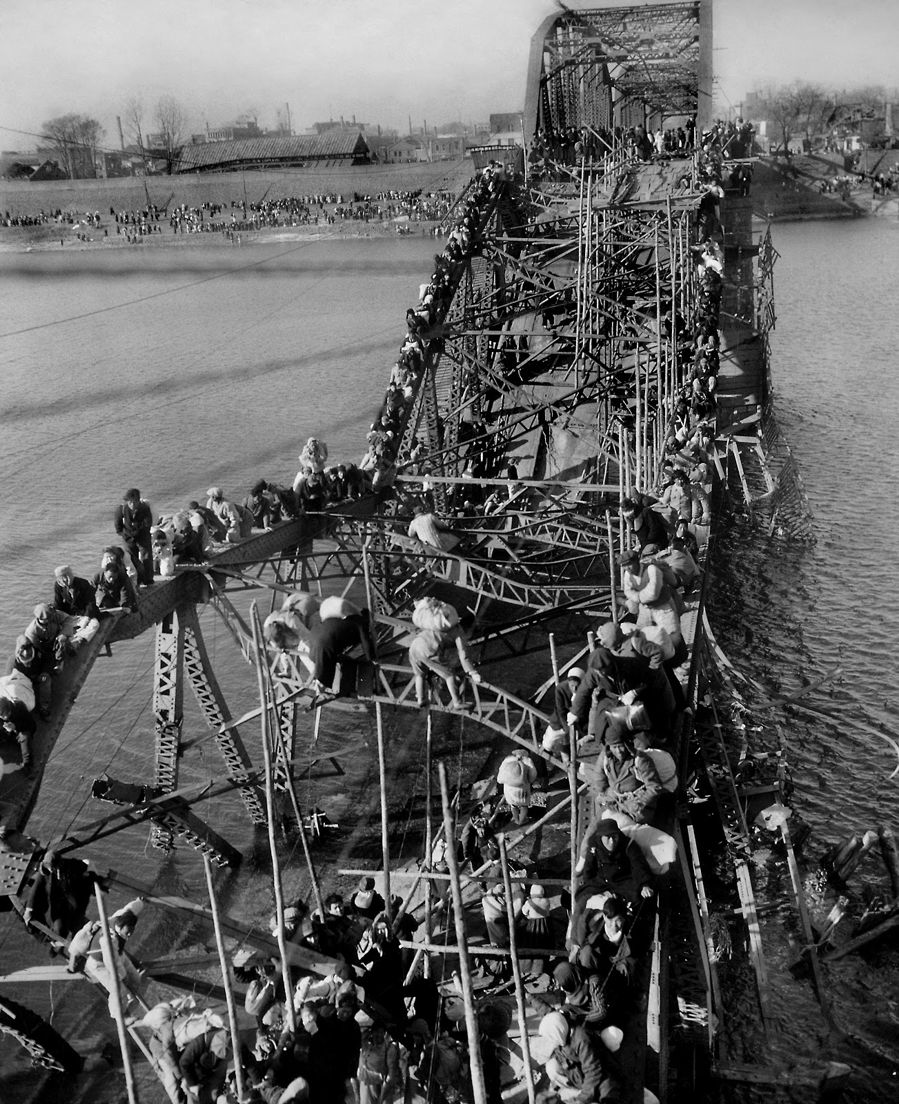 Flight of refugees, Korean War, Taedong River bridge