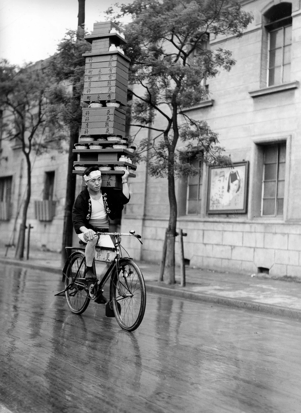 Tokyo soba noodles delivery man on bicycle, 1935