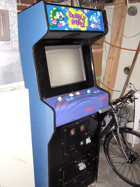 Arcade machine dedicated to the 1984 video game Bubble Bobble.