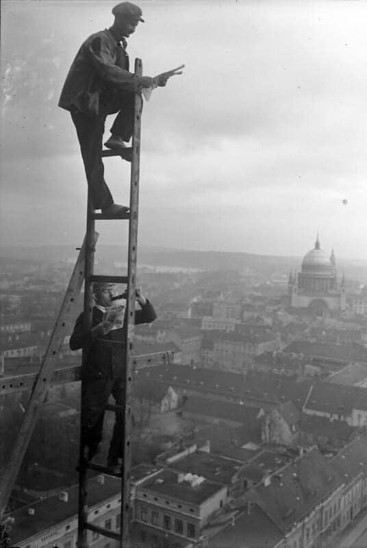 Scaffolders Potsdam Germany 1925 breakfast break