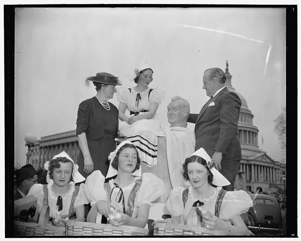 Mrs. Garner receives a cheese bust of husband. Washington, D.C., April 25.