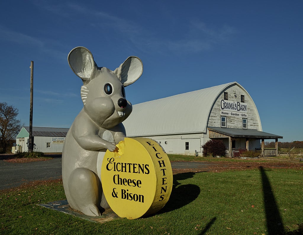 Mouse figure as an advertisement for the Eichtens Cheese & Bison store outside Lindstrom, Minnesota (2019-10-25)