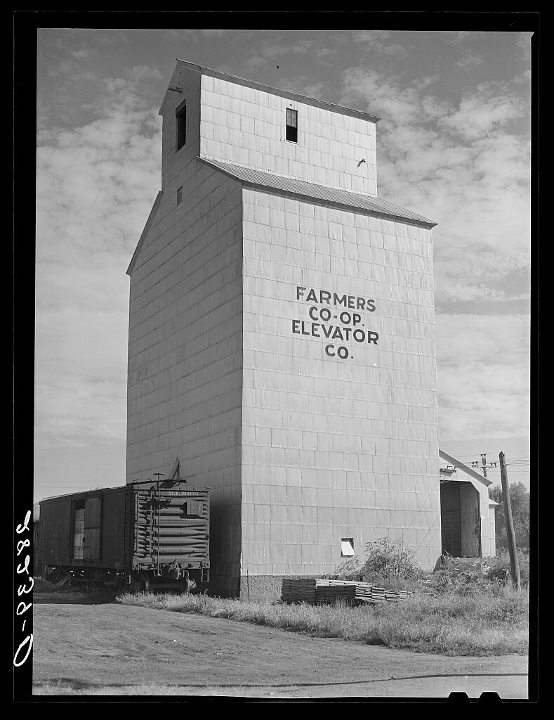 Farmers' elevator. Grundy Center, Iowa (cooperative elevator), 1939 Sept.