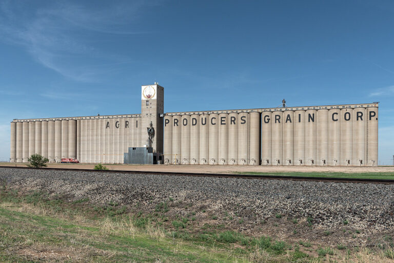 25 Powerful Images of America’s Grain Elevators in and Past Their Prime ...