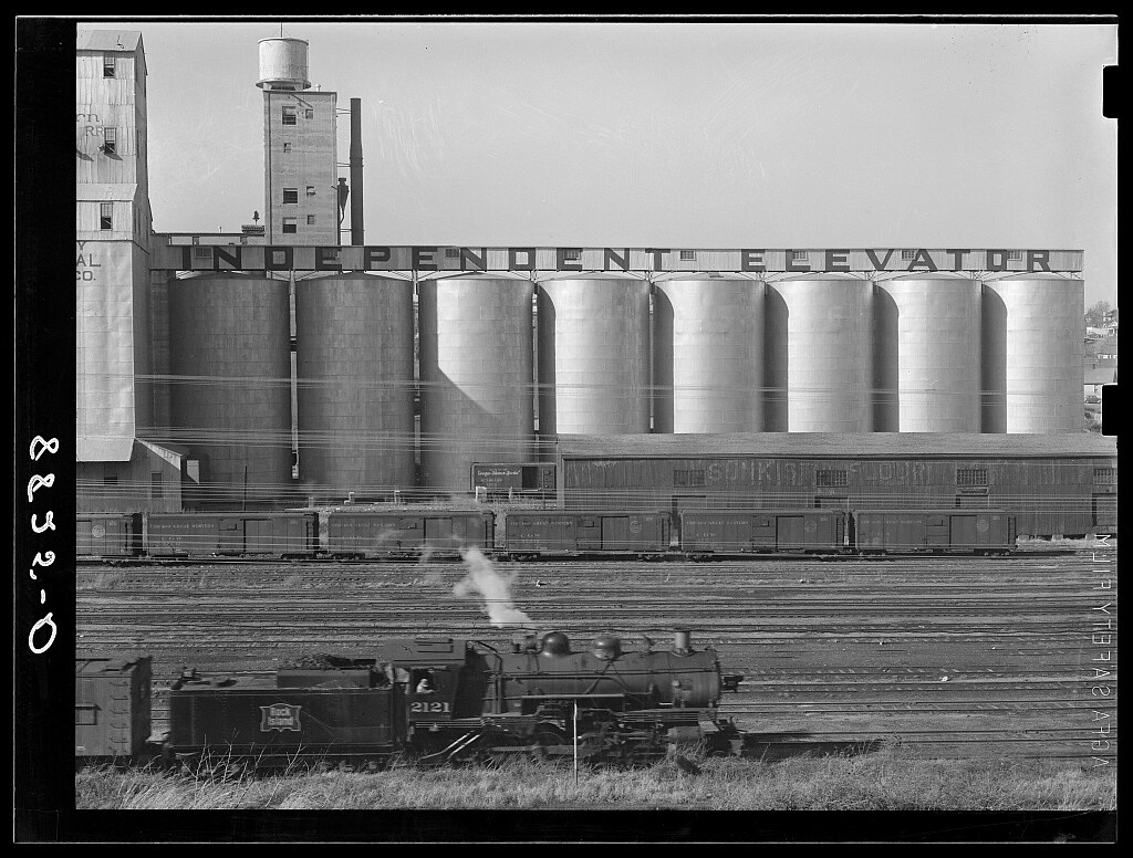 Grain elevators along railroad tracks. Omaha, Nebraska (1938 Nov.)