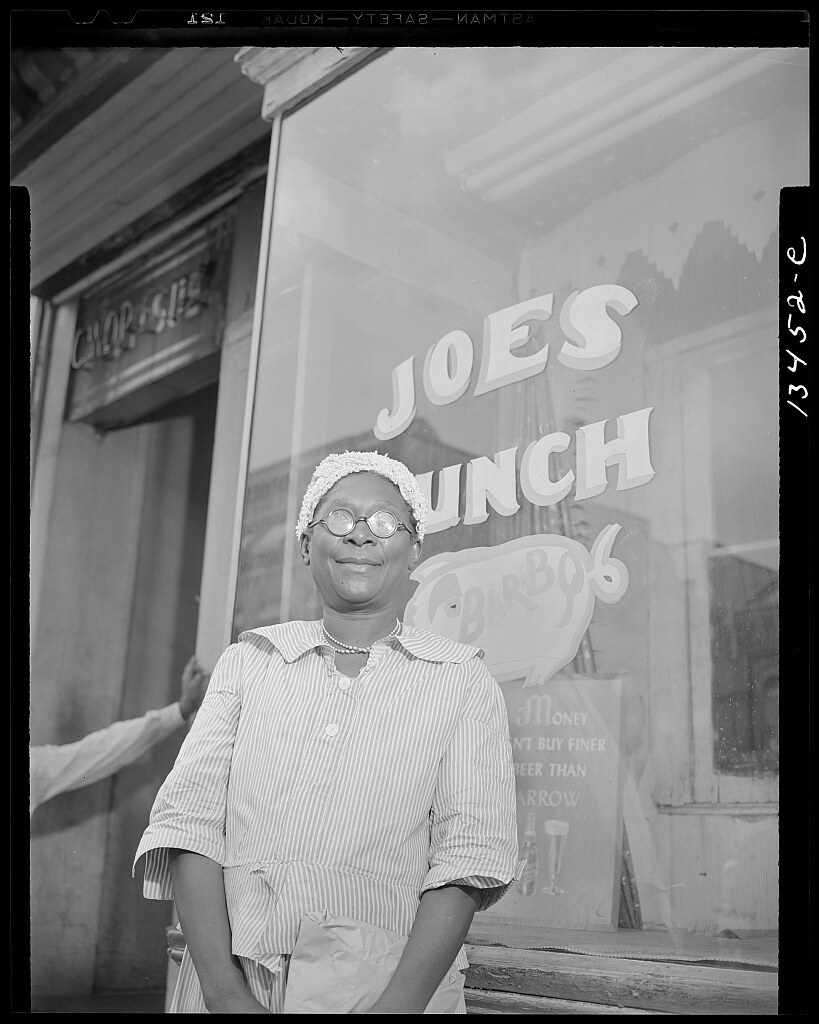 Washington, D.C. Shopper on Saturday afternoon (1942 Aug.)