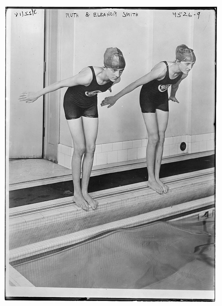 Ruth & Eleanor Smith poised to dive