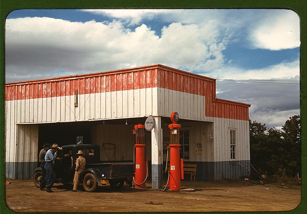 Filling station and garage at Pie Town, New Mexico (1940 Oct.)