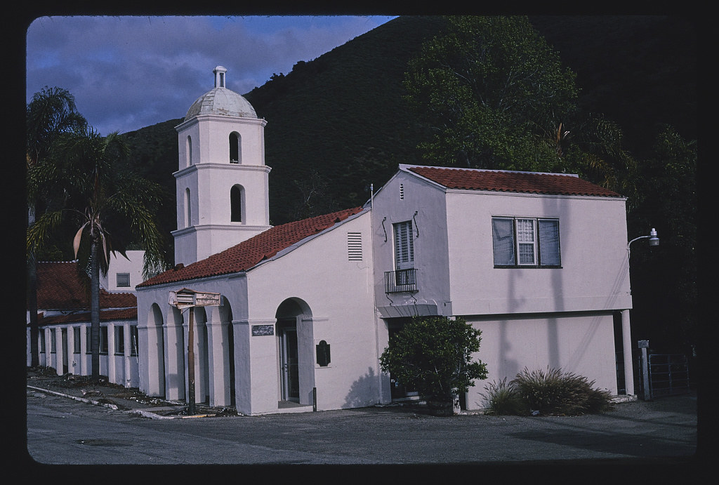 Motel Inn (1925) (‘first motel’), horizontal view, Route 101, San Luis Obispo, California (2003)