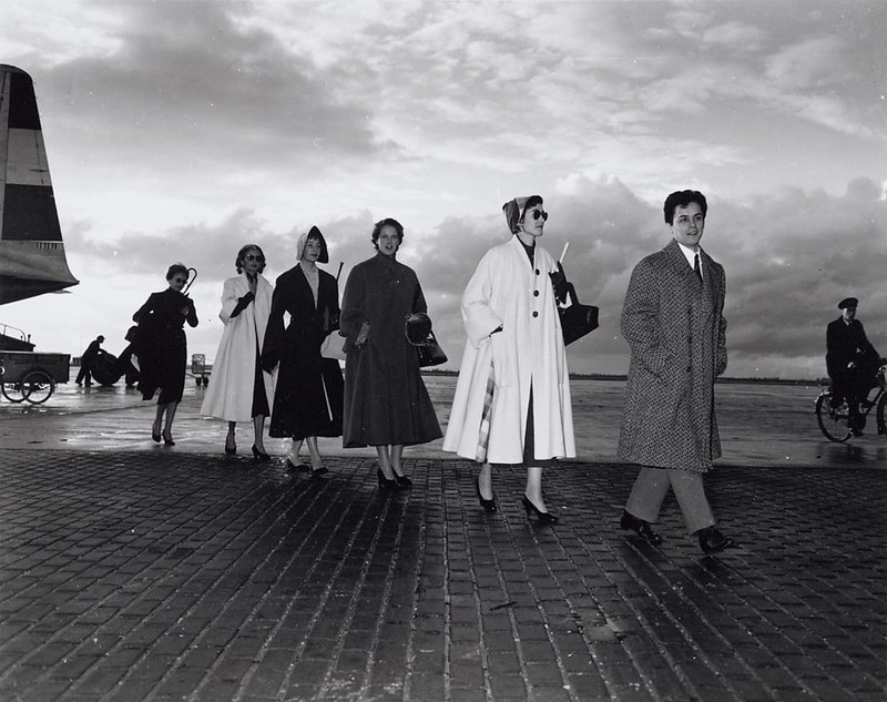 Roberto Capucci and models at Schiphol, 1952