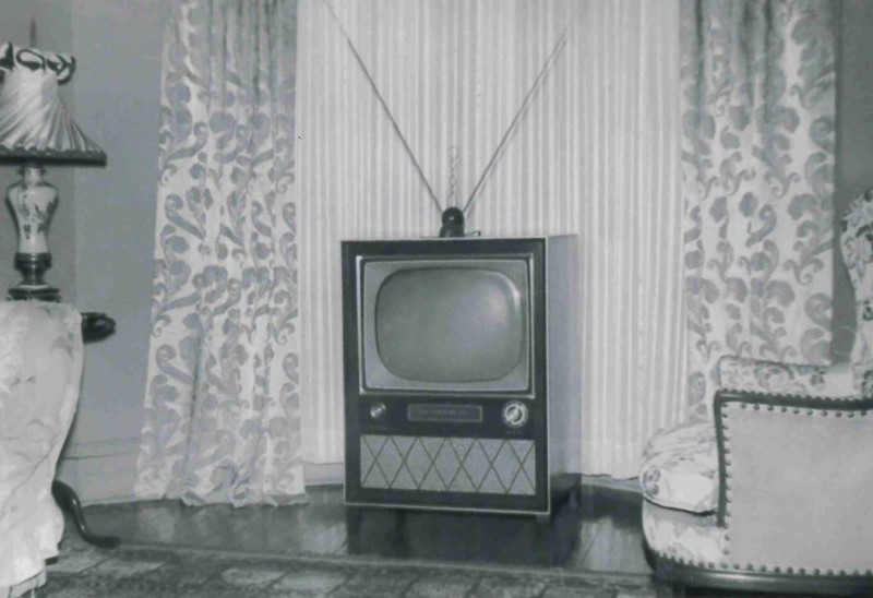 Old '50s TV in the corner of a living room.