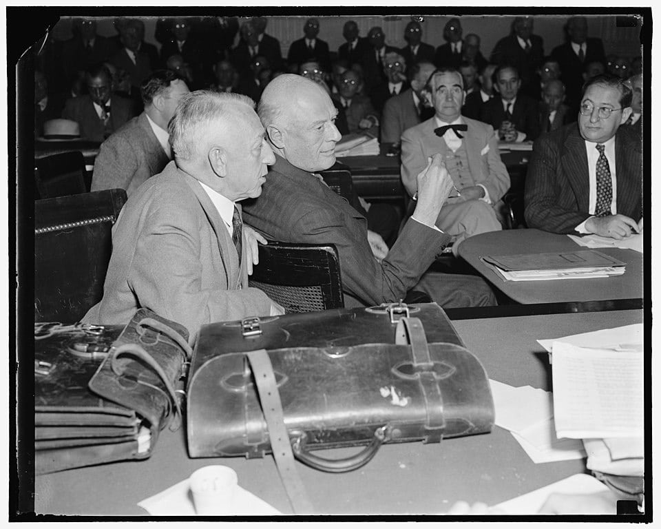 Railroad officials in huddle at 1938 hearing