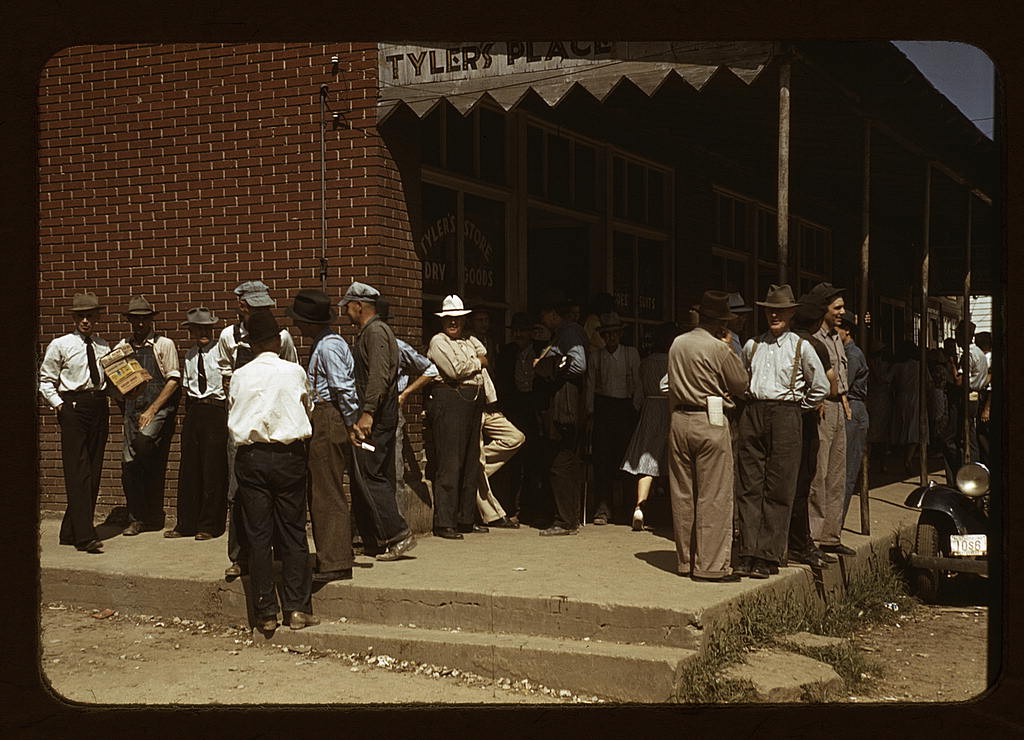 Farmers and townspeople in the center of town on Court Day, Compton [i.e. Campton], Ky. (1940 Sept.)