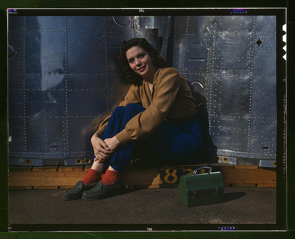 Assembly worker lunch break Long Beach 1942