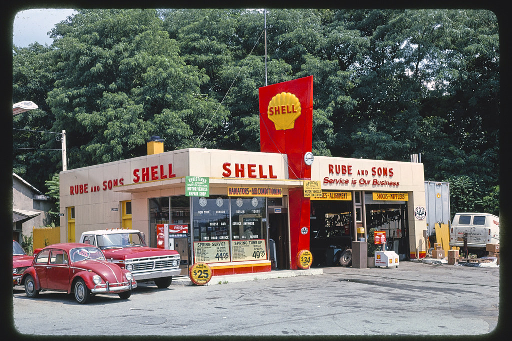Rube & Sons Shell gas station, front view, Route 9, Kingston, New York (1976)