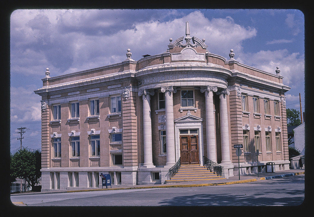John H. Garth Memorial Library, overall diagonal view, Fifth & Church Streets, Hannibal, Missouri (2003)