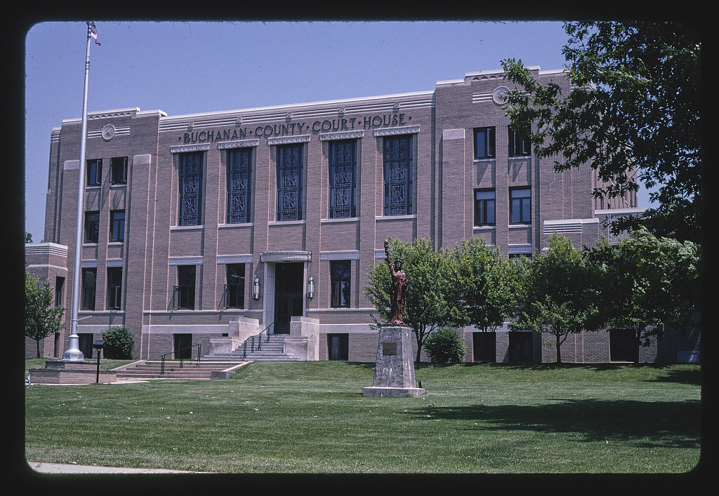 Buchanan County Courthouse, angle 1, Independence, Iowa (2003)