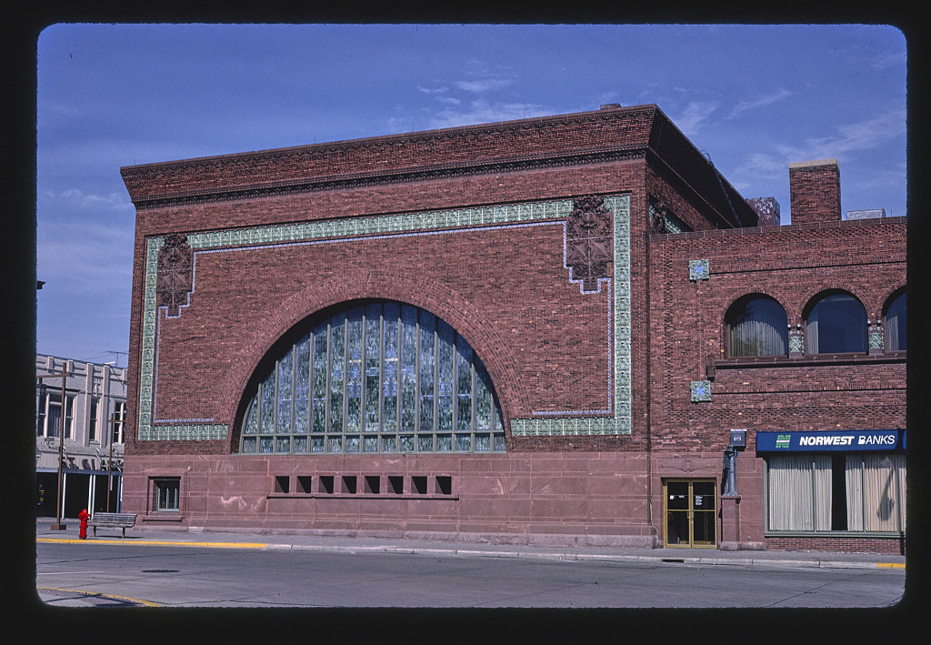 Norwest Bank (designed by Louis Sullivan), horizontal view, Broadway, Owatonna, Minnesota (1988)