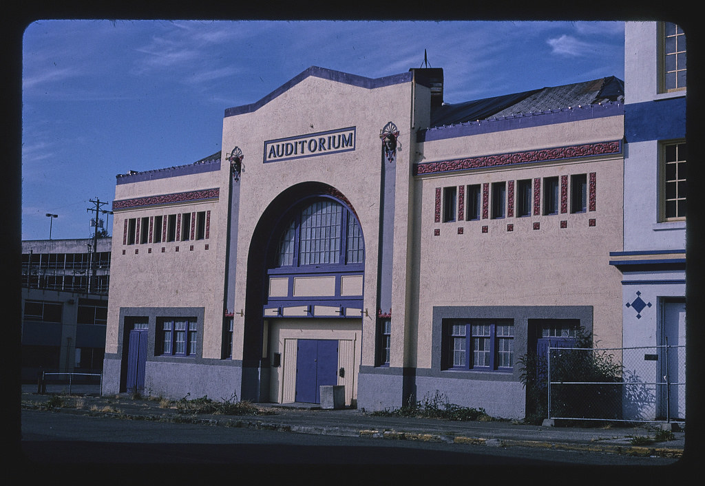 Auditorium, overall diagonal view, South 13th Street, Tacoma, Washington (2003)