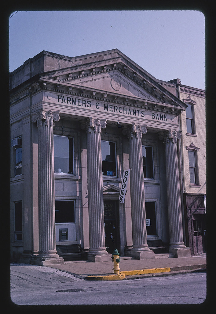 Farmers & Merchants Bank (now a used book store), Broadway, Hannibal, Missouri (2003)