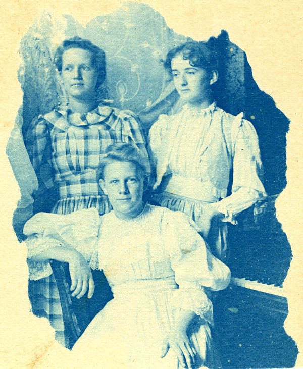 Koreshans Catherine and Edwina Lovelle McCredy with Annie Ray Andrews in Estero, Florida (ca. 1900)